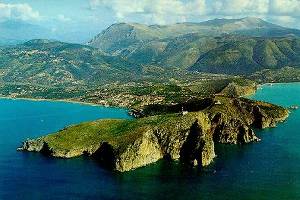 Xtrallusion offers characteristic Bed and Breakfast, B&B, Guest House, Hotel, Albergo and Country Lodge accommodation in Italy. Plus independent self-guided Walking, Adventure, Activity, Skiing and Paragliding Holiday itineraries on the Italian Rivieras, in the Italian Lakes, in the Italian Alps and in some of the most beautiful corners of Italy.